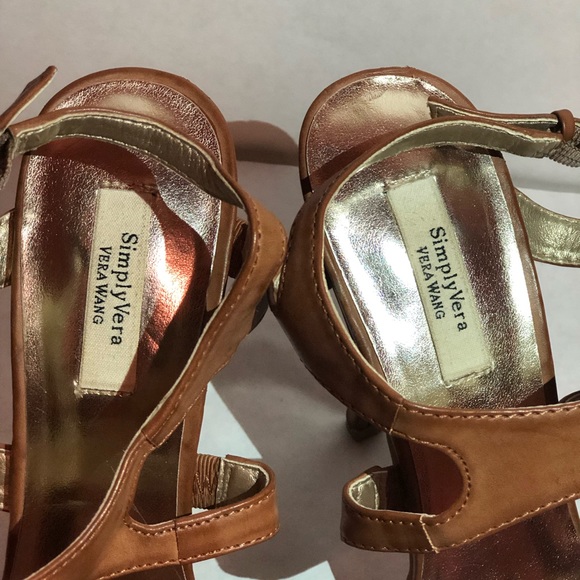 Nude Vera Wang heals - Picture 6 of 6